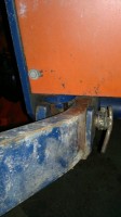 2013-12-25-1809.jpg (171.38 KiB) 7918 mal betrachtet Das runde Ding hinterm orangen Blech ist der Hubzylinder